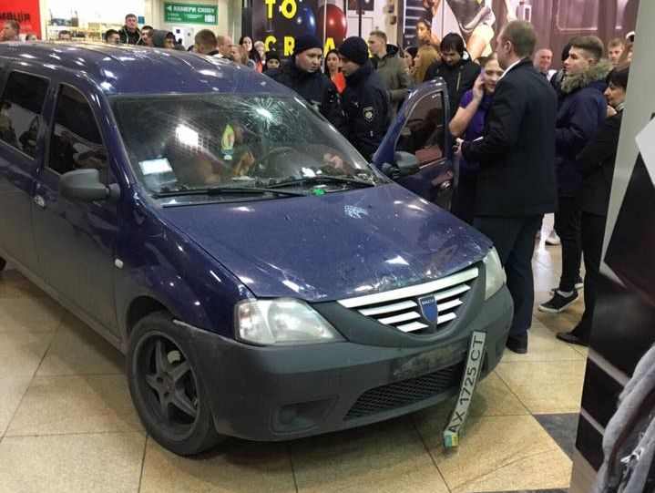 Полиция Харькова закрыла дело в отношении водителя, проехавшего на авто по "Каравану"