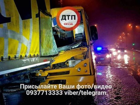 В Киеве маршрутка врезалась в фуру
