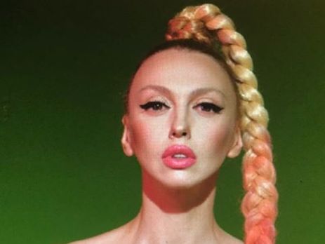 Полякова поделилась снимком, на котором она с вьющимися волосами