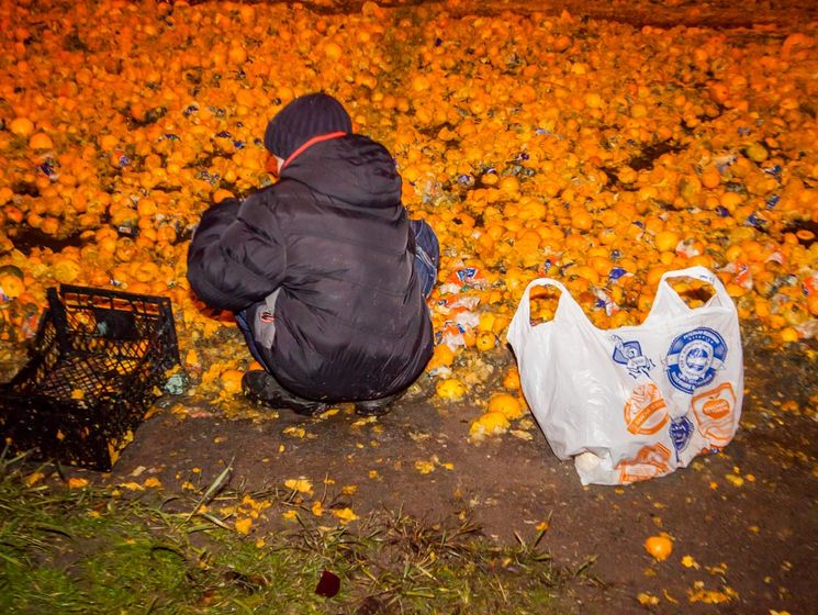 В Днепре после ДТП на дорогу рассыпалось большое количество мандаринов