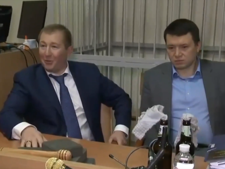 ﻿Адвокат Януковича приніс у Печерський суд бруківку і "коктейлі Молотова"