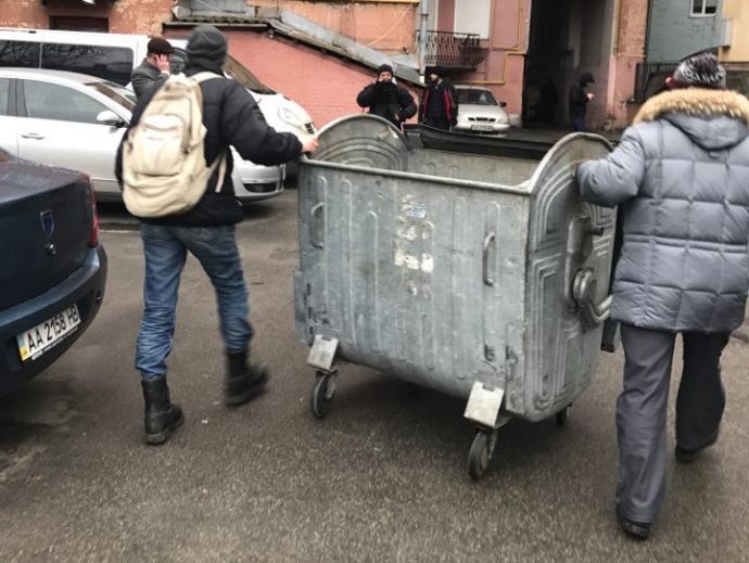 ﻿Біля будинку Саакашвілі активісти почали будувати барикади – ЗМІ
