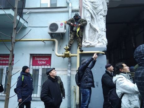 У дома Саакашвили мужчина угрожал 