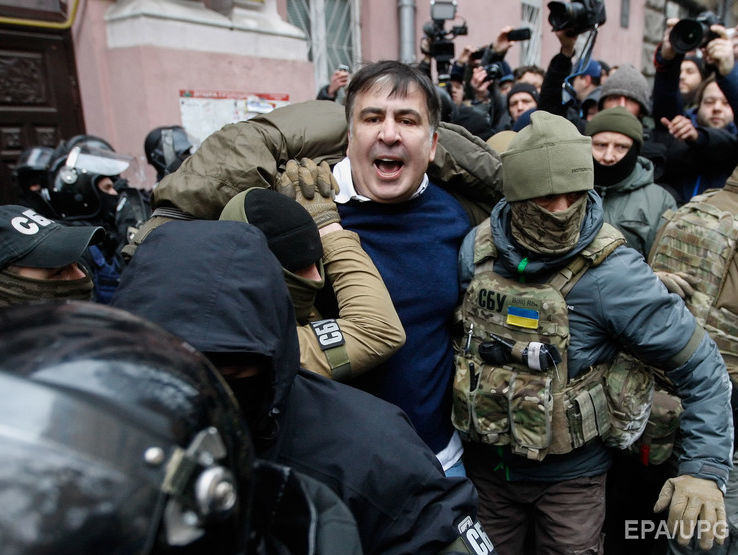 ﻿Поліція Києва повідомила про дев'ятьох затриманих учасників блокування мікроавтобуса, у якому везли Саакашвілі