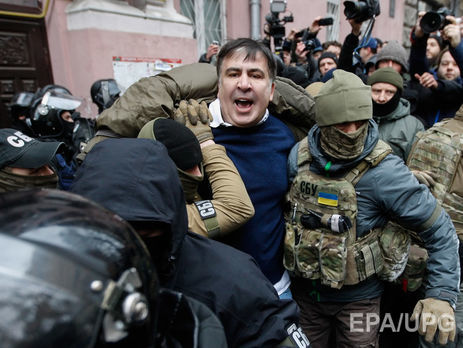 Полиция Киева сообщила о девяти задержанных участниках блокирования микроавтобуса, в котором везли Саакашвили