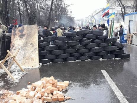 ﻿Прибічники Саакашвілі облаштували під Верховною Радою барикади з покришок. Фоторепортаж