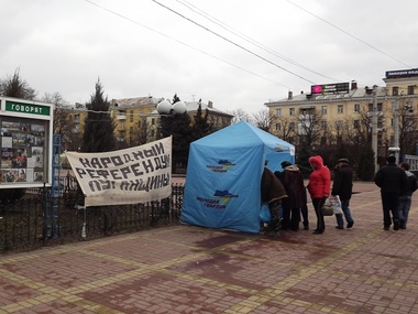 В Луганске не хватает кабинок для голосования на "референдуме". Видео