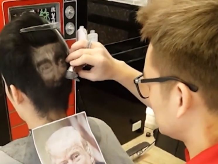 Парикмахер из Тайваня выстриг Трампа на голове клиента. Видео