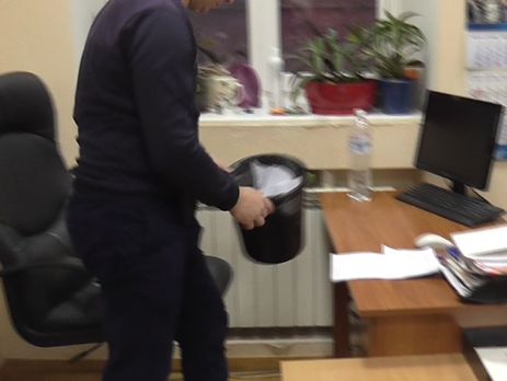 Обыск в Минюсте. Детективы НАБУ доставали улики из мусора в присутствии уборщицы. Видео