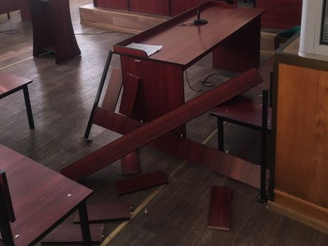 У Черкасах розгромили залу суду після рішення відпустити підозрюваного у зриві опалювального сезону у Смілі