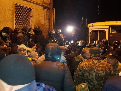 Активисты собираются возле изолятора, куда привезли Саакашвили, силовики усилили охрану. Фоторепортаж