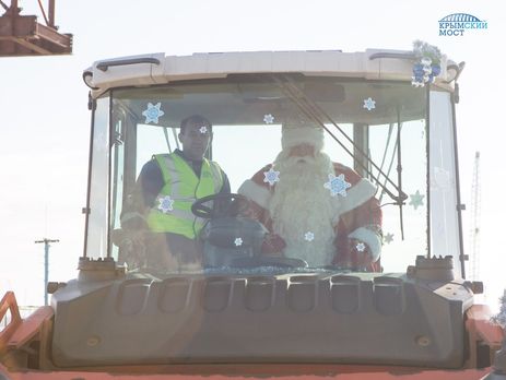 Российский Дед Мороз приехал в оккупированный Крым по Керченскому мосту