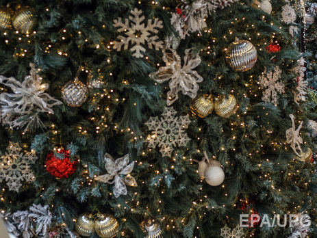 На рождественской ярмарке в Германии на посетителей упала 15-метровая ель