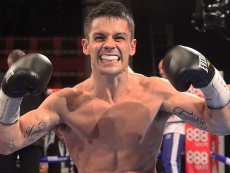 Мексиканский боксер во время боя едва не оторвал ухо сопернику. Видео