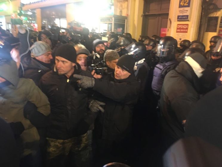 На улице у суда Саакашвили встречали соратники. Видео