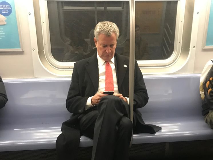 Мэр Нью-Йорка проехался в метро после теракта в Манхэттене