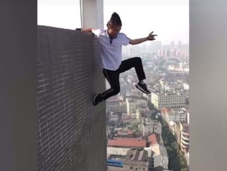 Китайский руфер снял свою гибель. Видео