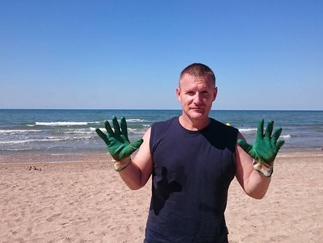 Активіста SERB Петрунька, який облив фотографії на виставці в Москві, заарештували на вісім діб