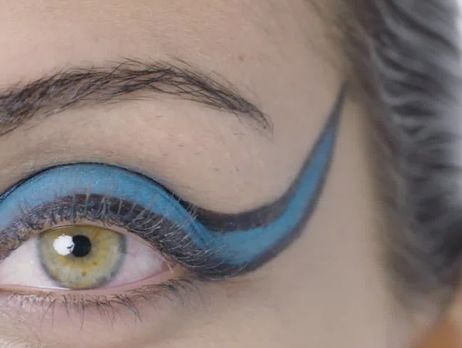 100 лет эволюции подводки для век показали в коротком ролике. Видео