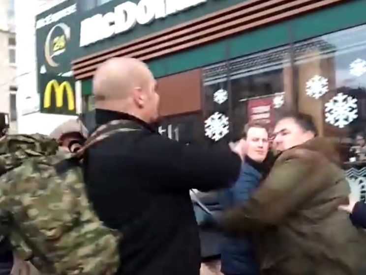 Член "Правого сектору" Бик ударив в обличчя журналіста Коцабу. Відео