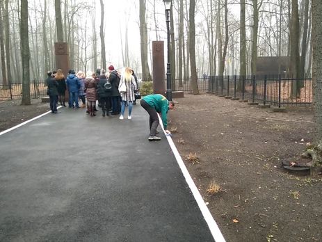 У Харкові перед приїздом Порошенка й Дуди протирали ганчірками бордюри. Відео