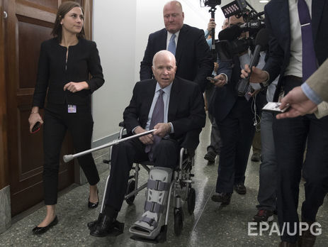 Маккейна госпитализировали из-за побочных эффектов лечения рака