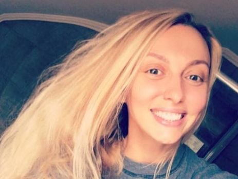 Полякова примерила розовый и голубой парики