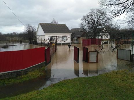 Из-за паводка в Закарпатье перекрыта трасса Мукачево – Рогатин, подтоплены десятки домов. Фоторепортаж