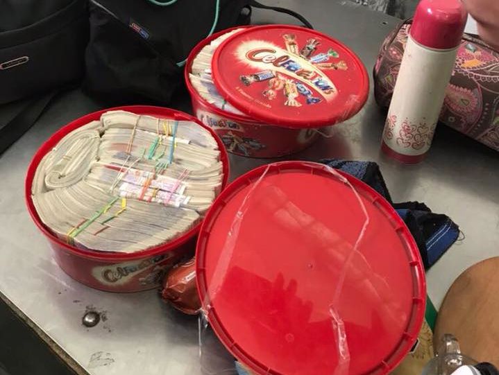 Украинец пытался вывезти из страны £110 тыс. и около $100 тыс. в коробках из-под конфет