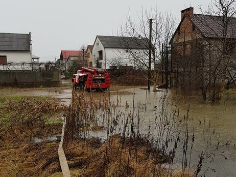Паводок в Закарпатье: подтоплены более 2 км дорог и две мостовые переправы – ГСЧС