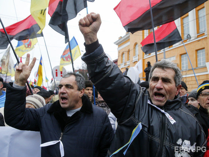 Возле Октябрьского дворца в Киеве начались стычки силовиков со сторонниками Саакашвили. Трансляция