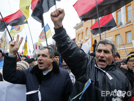Возле Октябрьского дворца в Киеве начались стычки силовиков со сторонниками Саакашвили. Трансляция