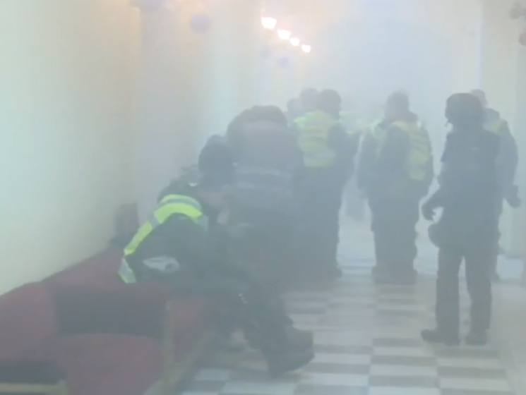 В ходе акции у Октябрьского дворца в Киеве нескольким нацгвардейцам стало плохо из-за дыма