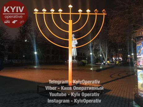 В Киеве облили кровью установленный по случаю Хануки монумент