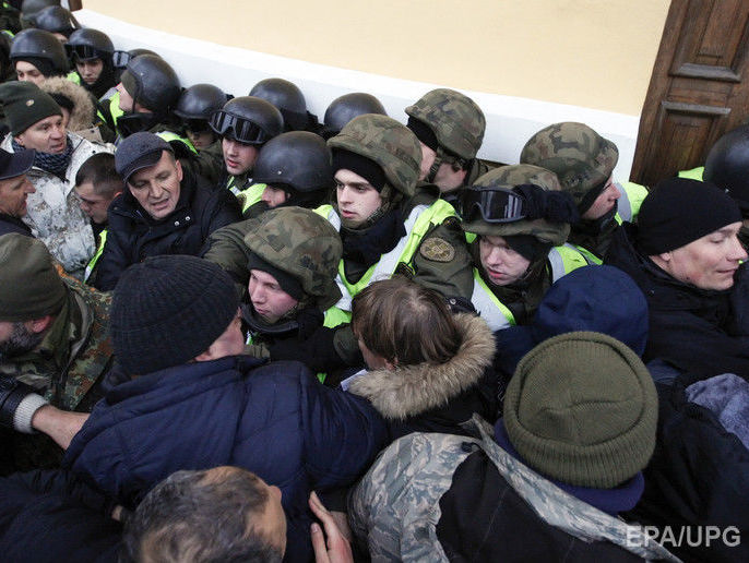 В полиции Киева заявили, что в результате столкновений у Октябрьского дворца пострадало 32 правоохранителя