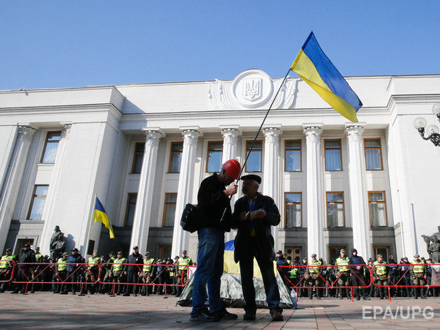 Більше ніж половина українців виступає за дострокові вибори президента і парламенту – опитування
