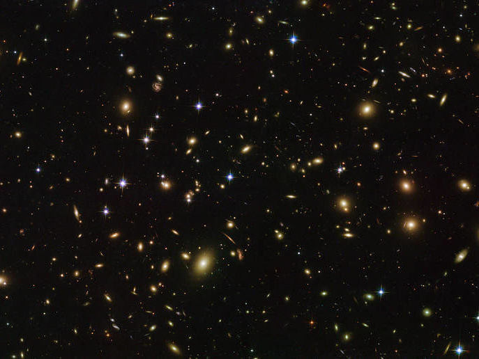 Hubble сфотографував галактичний кластер у сузір'ї Змієносця