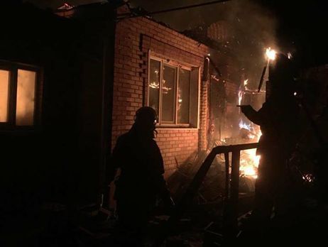 В Новолуганском горит три дома