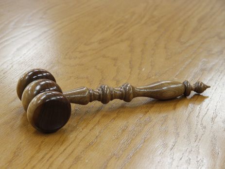 Американця, котрий вигнав дружину на вулицю без одягу, визнали винним у нападі та погрозах