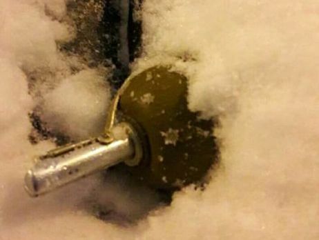 У центрі Києва невідомі прикріпили гранату до машини чиновника