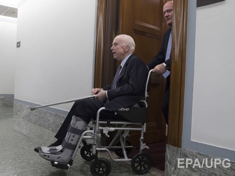 Маккейна выписали из военного госпиталя в Вашингтоне