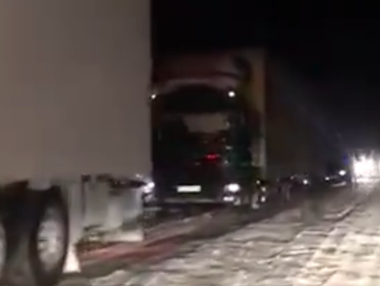 На трасі Київ – Одеса через снігопади застрягло майже 800 фур. Відео
