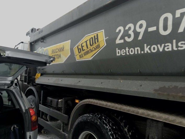 Активісти "Стоп корупції" заявили, що зафіксували вантажівку відомого виробника бетону на "чорній" точці з видобування піску