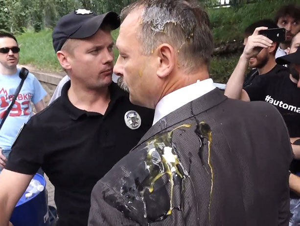 МВС підготувало підозри активістам, які кидали яйця в нардепа Барну – "Автомайдан"