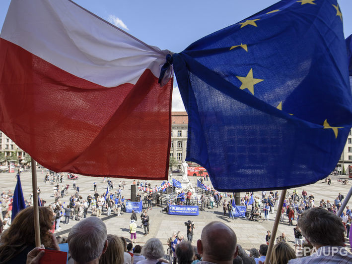 Єврокомісія ухвалила рішення ввести санкції щодо Польщі