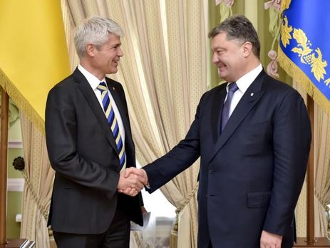Шойрер (на фото зліва) зазначив, що спочатку потрібно захистити компанії, які діють в Україні, після чого вдасться залучити до країни нові