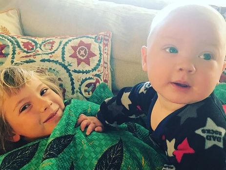 Pink показала фото своих детей у наряженной елки