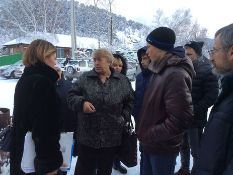 В России у приемной семьи отобрали семерых детей из-за длинных волос у мальчика. Суд счел это решение незаконным