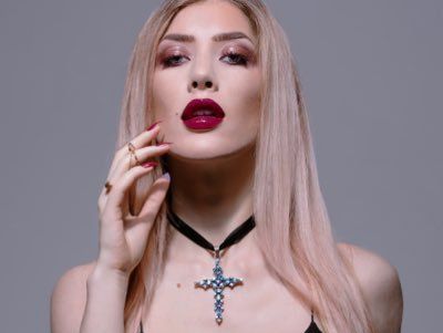 Французская домина Теодора получает криптовалюту от мужчин, ставших ее 