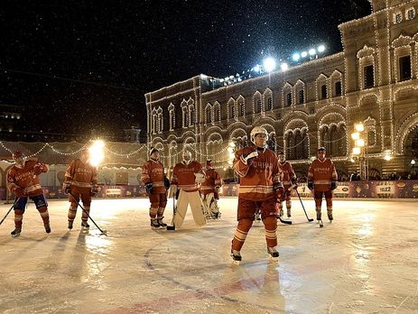 Путін зіграв у хокей на Красній площі у Москві. Фоторепортаж